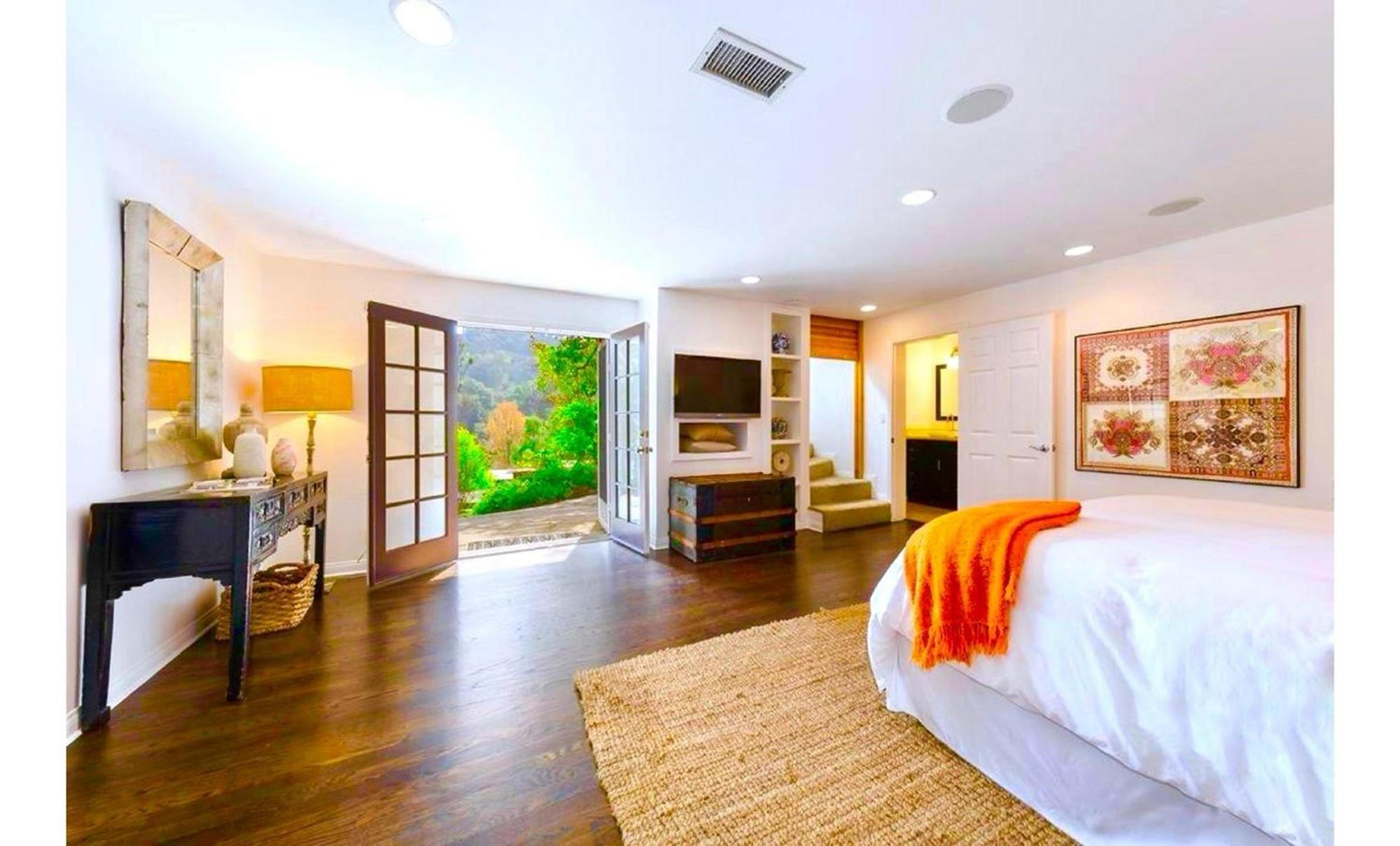 Hollywood Hills Retreat With Jacuzzi Style Tub, Steam Room, Tree-top Views Garden Patio Holiday home Los Angeles